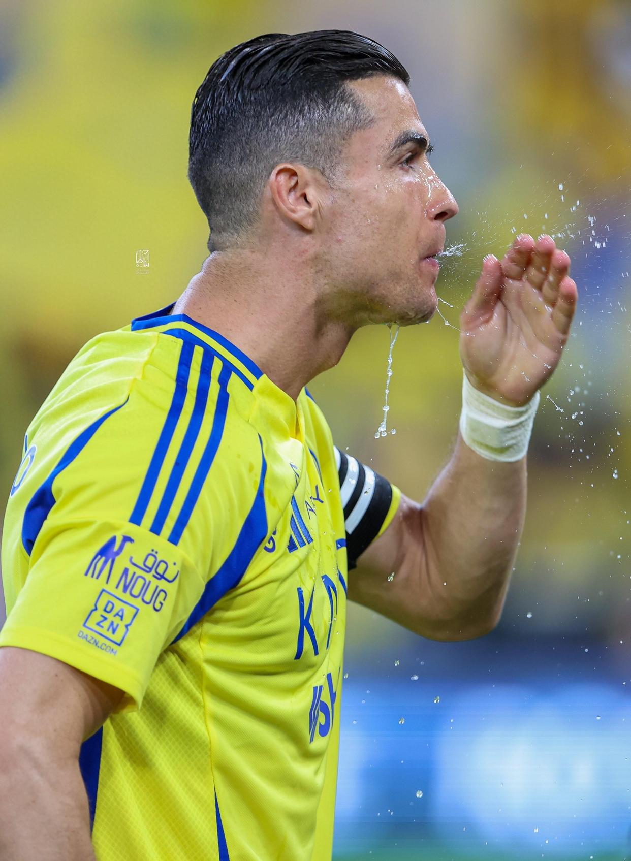 C罗场边指挥情绪激动，热刺队员怒摔水瓶！的简单介绍