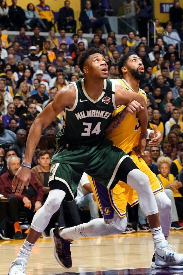 字母哥回归赛场,败北首场状态亮眼,湖人观众沸腾!